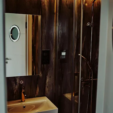 Houseboat 船屋 *